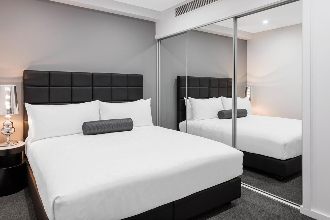 Meriton Suites Mascot Central Sydney Exterior photo A bedroom at the hotel